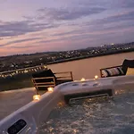 Eclat Butique Jacuzzi
