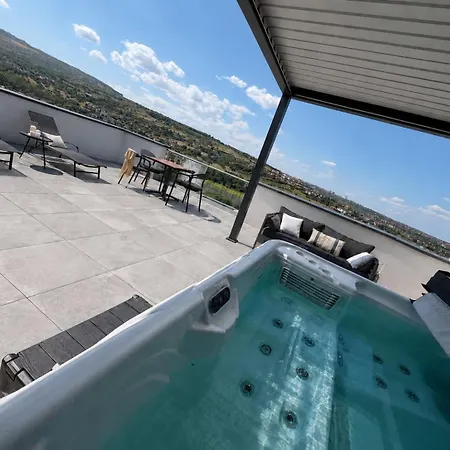 Eclat Boutique Jacuzzi Apartment